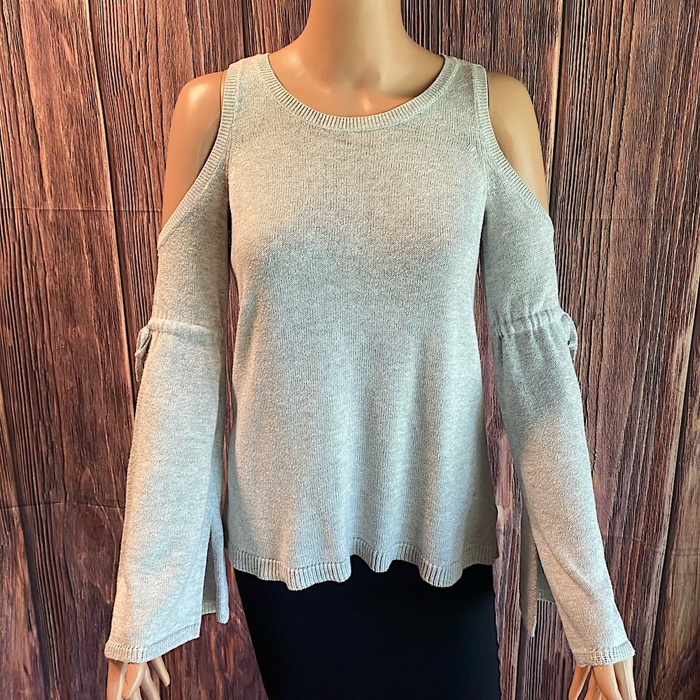 American Eagle Outfitters size small light gray soft cozy cut out sleeve
